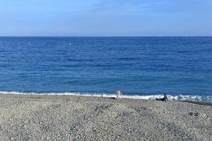 France, Alpes-Maritimes (06), Nice, Promenade des Anglais, pêcheur sur la plage