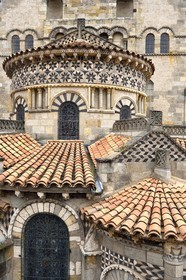 France, Puy-de-Dôme (63), Clermont-Ferrand, basilique Notre-Dame-du-Port de style roman auvergnat, classée Patrimoine Mondial de l'UNESCO au titre des Chemins de Saint-Jacques-de-Compostelle en France, chapelles rayonnantes du chevet