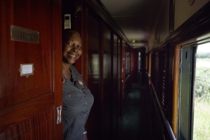 Namibie, région de Khomas, Windhoek, le train Shongololo express, Emilie est en charge des passagers de d'un wagon-lits