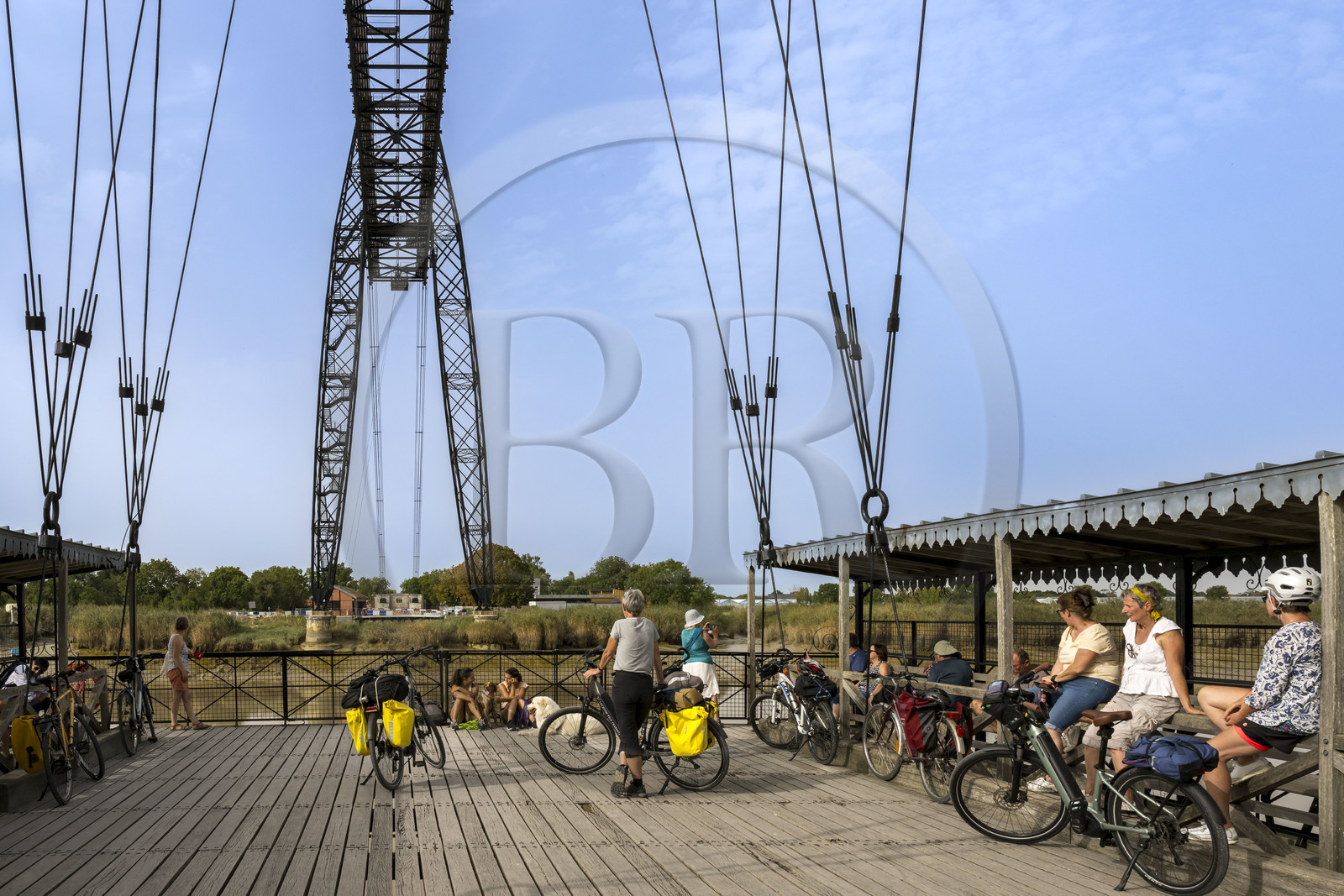 France, Charente-Maritime (17),  Rochefort, le pont transbordeur de Rochefort (ou Martrou) construit par Ferdinand Arnodin en 1900, cycliste faisant la véloroute à bord de la nacelle en translation au dessus du fleuve Charente