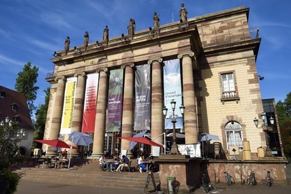 France, Bas-Rhin (67), Strasbourg, vieille ville classée au Patrimoine Mondial de l'UNESCO, l'Opéra sur la place Broglie et le café sur ses marches