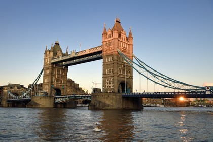 Royaume-Uni, Londres, Tower Bridge, pont basculant franchissant la Tamise, entre les districts de Southwark et de Tower Hamlets