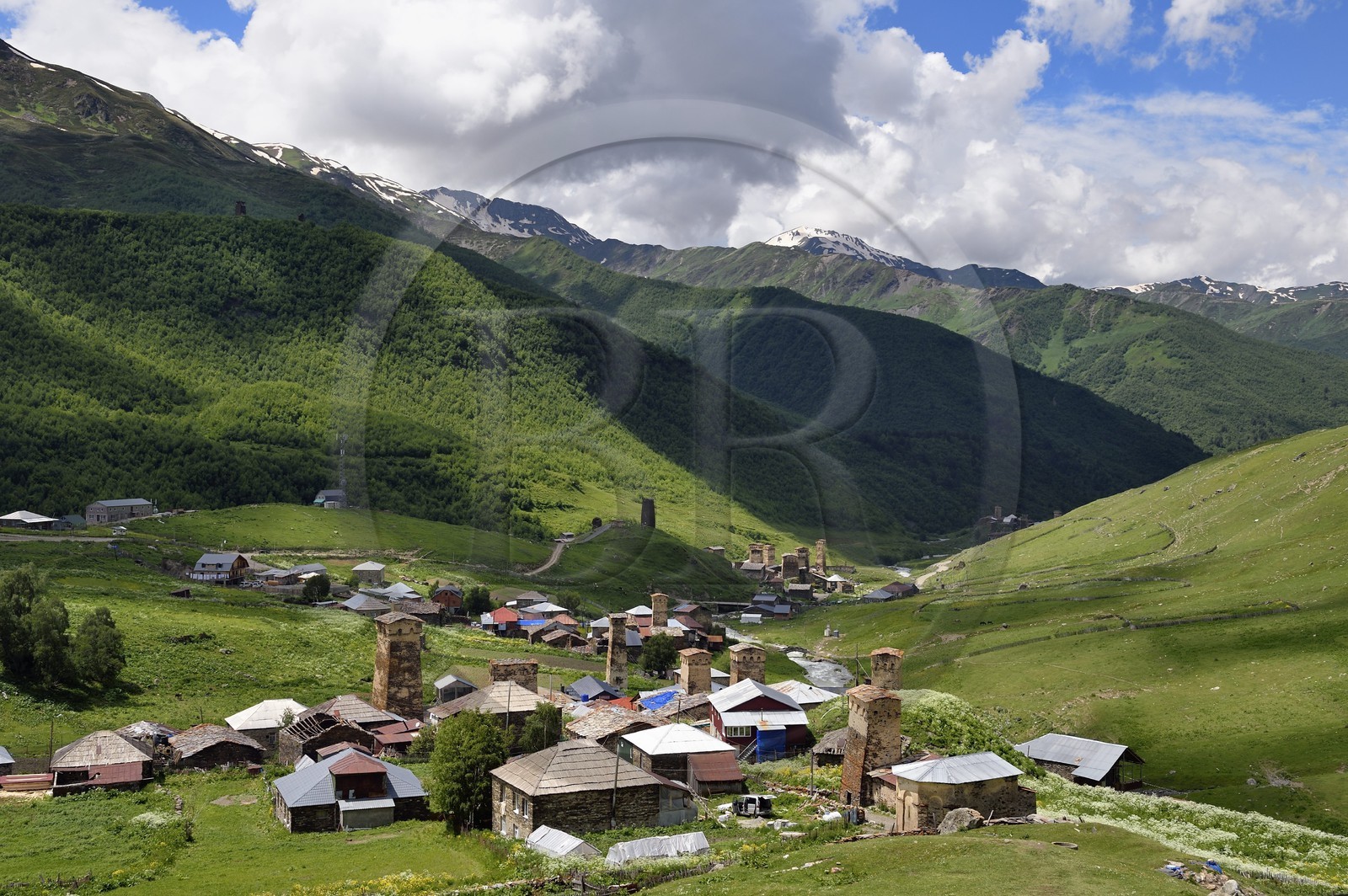 Géorgie, Haute Svanétie (Zemo Svaneti), village de Ushguli (Ouchgouli), classé Patrimoine Mondial de l'UNESCO, tours défensives Svanes dressées à coté des maisons
