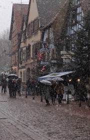 France, Haut Rhin (68), Kaysersberg a Noel, la rue du general De Gaule sous la neige