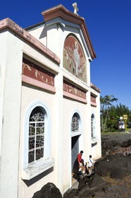 France, Ile de la Reunion, Piton-Sainte-Rose , l'église Notre-Dame-des-Laves épargnée par la coulée de lave aujourd’hui solidifiée qui s’est arrêtée sur son porche lors d’une éruption du volcan du Piton de la Fournaise survenue en 1977