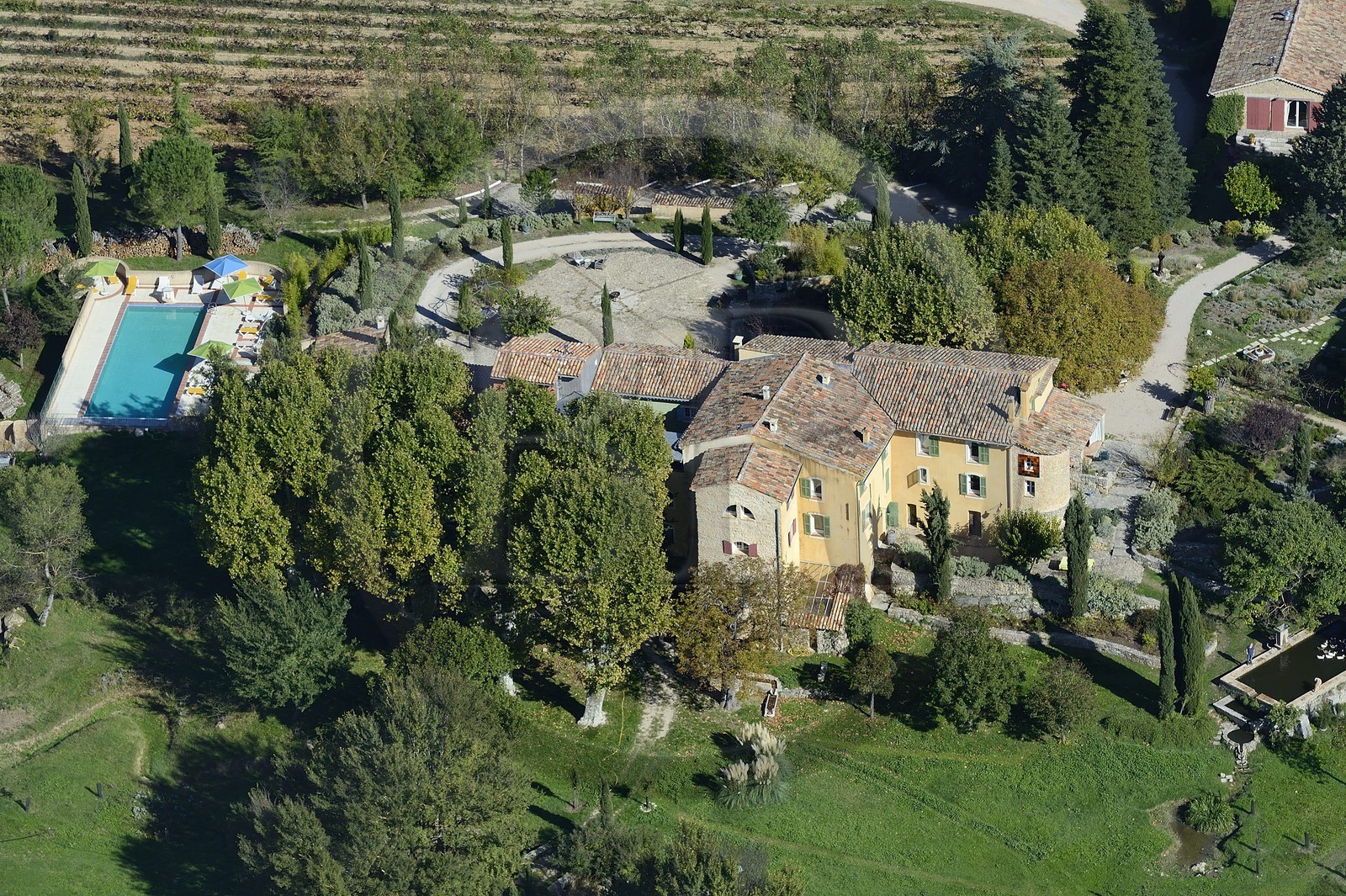 France, Var (83), Provence Verte, Bras, vers Saint-Maximin-la-Sainte-Baume, la maison d'hotes Le Peyrourier - une campagne en Provence (vue aérienne)