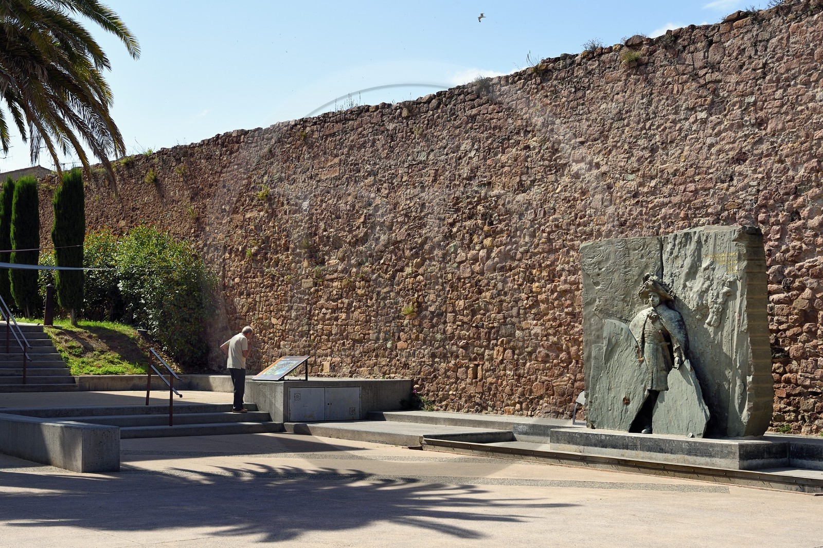 France, Var (83), Fréjus, place Clemenceau, monument en hommage à l'abbé Sieyes, auteur du texte fondateur de la Révolution Française