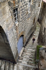 France, Haute-Loire (43), Le Puy-en-Velay, étape classée Patrimoine Mondial de l'UNESCO dans le cadre des chemins de Compostelle, ruelle en escalier, la montée du cloitre anciennement connue sous le nom d'escalier Boiteux