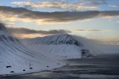 Norvège, Svalbard, Spitzberg, Longyearbyen, montagne bordant l'Isfjord sous un vent fort (vue aérienne)