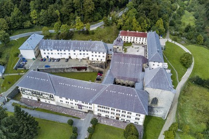 Espagne, Pays-Basque, Navarre, Roncevaux, étape du chemin de Saint-Jacques de Compostelle, Collégiale royale de Roncevaux (vue aérienne)