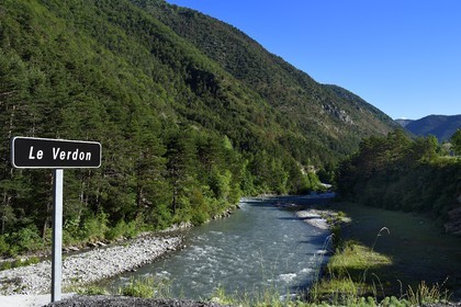 France, Alpes-de-Haute-Provence (04), Thorame-Haute, le Verdon au niveau du pont de la Fleur sur la D955