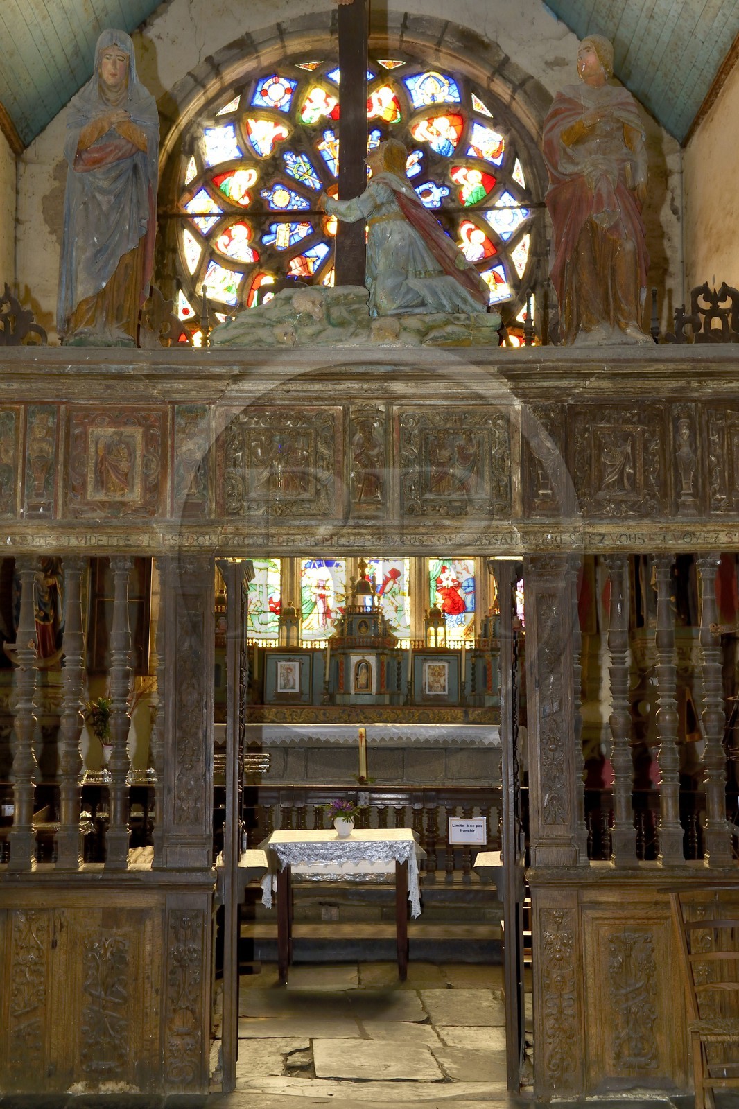 France, Finistère (29), la chapelle de Saint-Herbot de style gothique flamboyant, la poutre de gloire au-dessus du chancel (cloture de chœur)