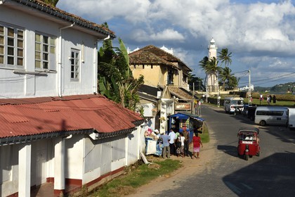 Sri Lanka, Province du Sud, Fort de Galle, classé Patrimoine Mondial de l'UNESCO, vieilles maisons coloniales sur la rue des remparts et le phare en arrière plan