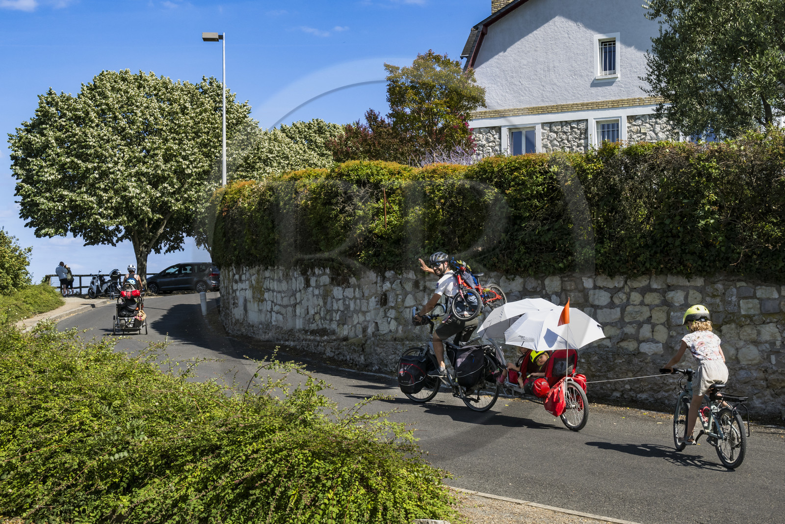 France, Maine-et-Loire (49), vallée de la Loire classée au Patrimoine Mondial par l'UNESCO, Saumur, randonnée à bicyclette sur les berges de la Loire, BIKE PACK by clémence et jérémy avec leurs 4 filles (7, 5, 5 ans et 20 mois)