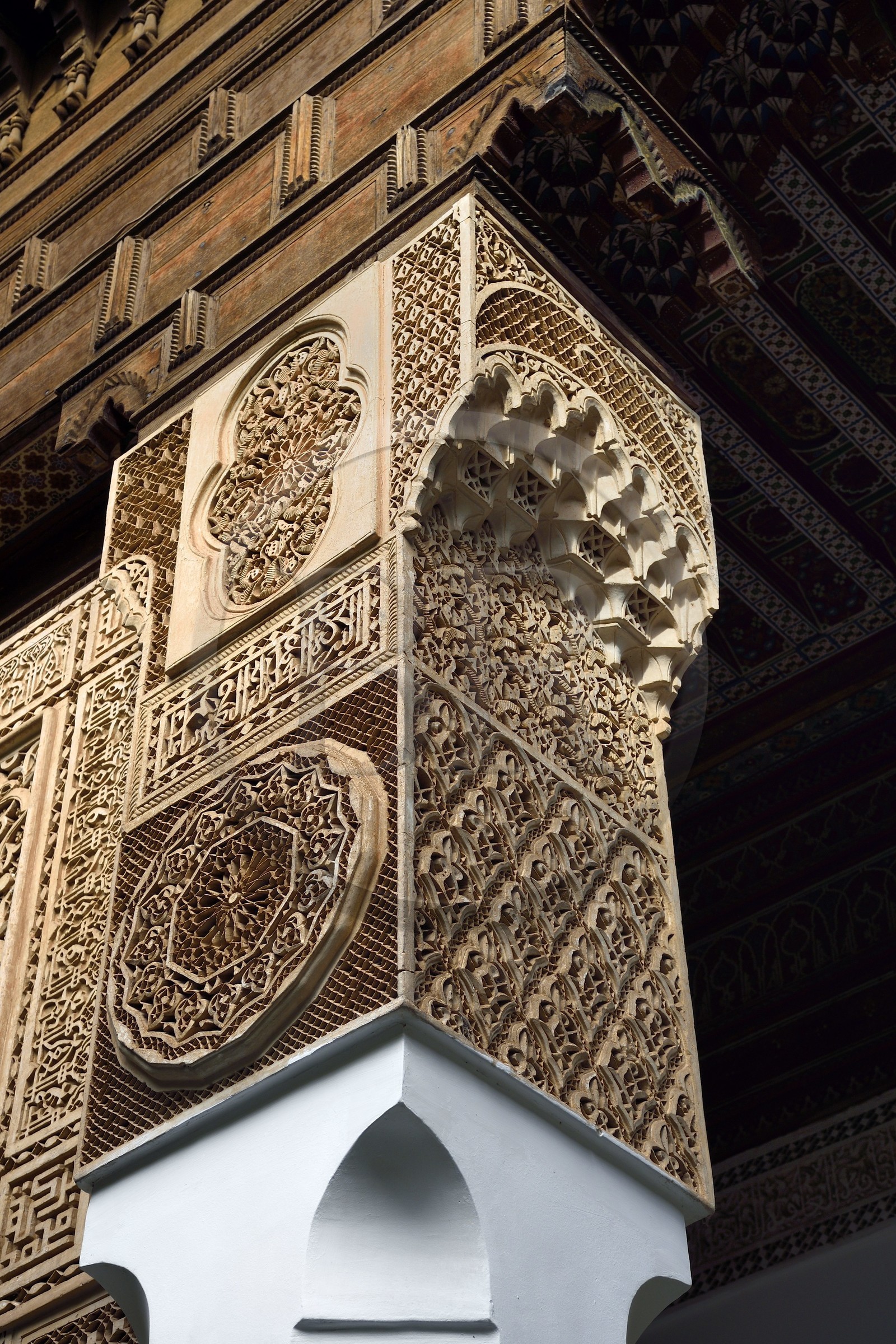 Maroc, Haut-Atlas, Marrakech, ville impériale, Médina classée Patrimoine Mondial de l'UNESCO, Palais de la Bahia, stuc sculpté sur colonne