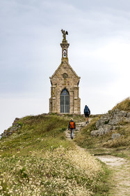 France, Côtes d'Armor (22), Grand Site de France Cap d'Erquy – Cap Fréhel, Erquy, l'Ilot Saint-Michel surmonté de la chapelle Saint-Michel