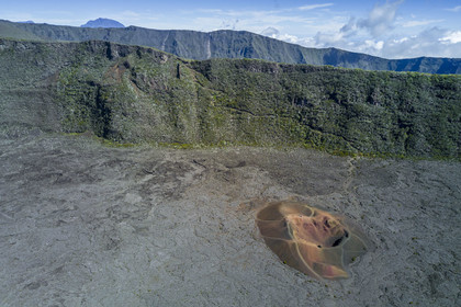 France, Ile de la Reunion, Parc National de la Réunion classé Patrimoine Mondial de l'UNESCO, volcan du Piton de la Fournaise, le cratère Formica Léo dans la caldera et les falaises du Pas de Bellecombe (vue aérienne)