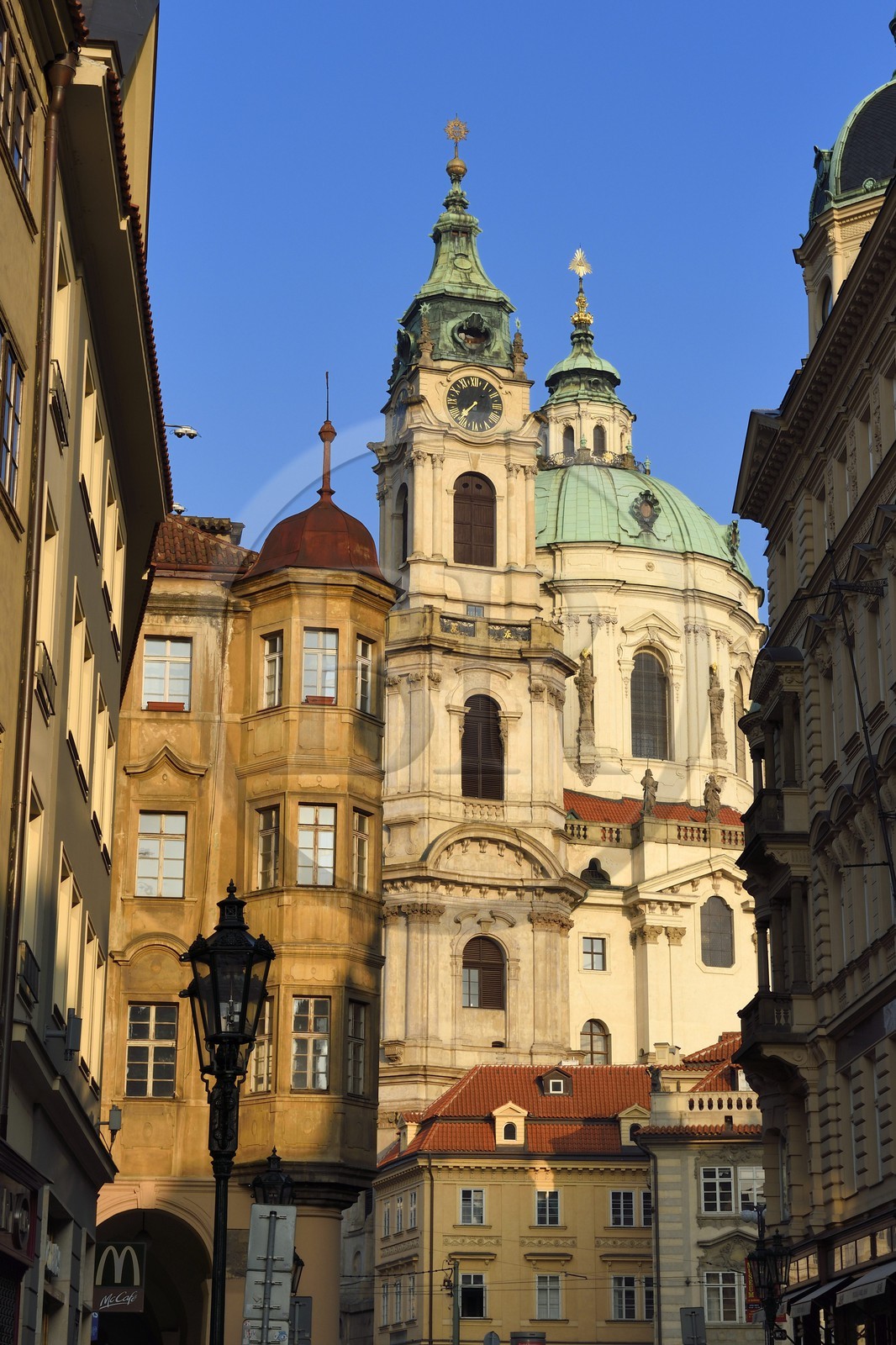 République Tchèque, Prague, centre historique classé Patrimoine Mondial de l'UNESCO, quartier de Mala Strana, l'église baroque Saint Nicolas (Sv. Mikulàse)