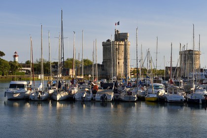 France, Charente-Maritime (17), La Rochelle, la Tour Saint-Nicolas à gauche et la Tour de la Chaîne à droite protègent l'entrée du Vieux Port
