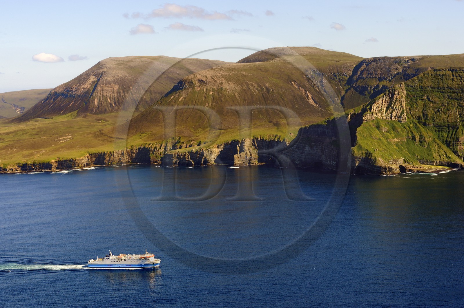 Royaume-Uni, Ecosse, Iles Orcades, Ile de Hoy, le ferry en provenance de Stromness devant Ward Hill qui est la plus haute colline dans les Orcades (vue aérienne)