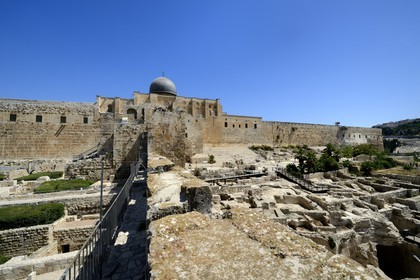 Israel, Jérusalem, ville sainte, vieille-ville classée Patrimoine Mondial de l'UNESCO, Le Mont du Temple vu du Centre Davidson, murs de soutènement sud de l'esplanade du Temple construite par Hérode Ier le Grand et la mosquée Al-Aqsa en hauteur