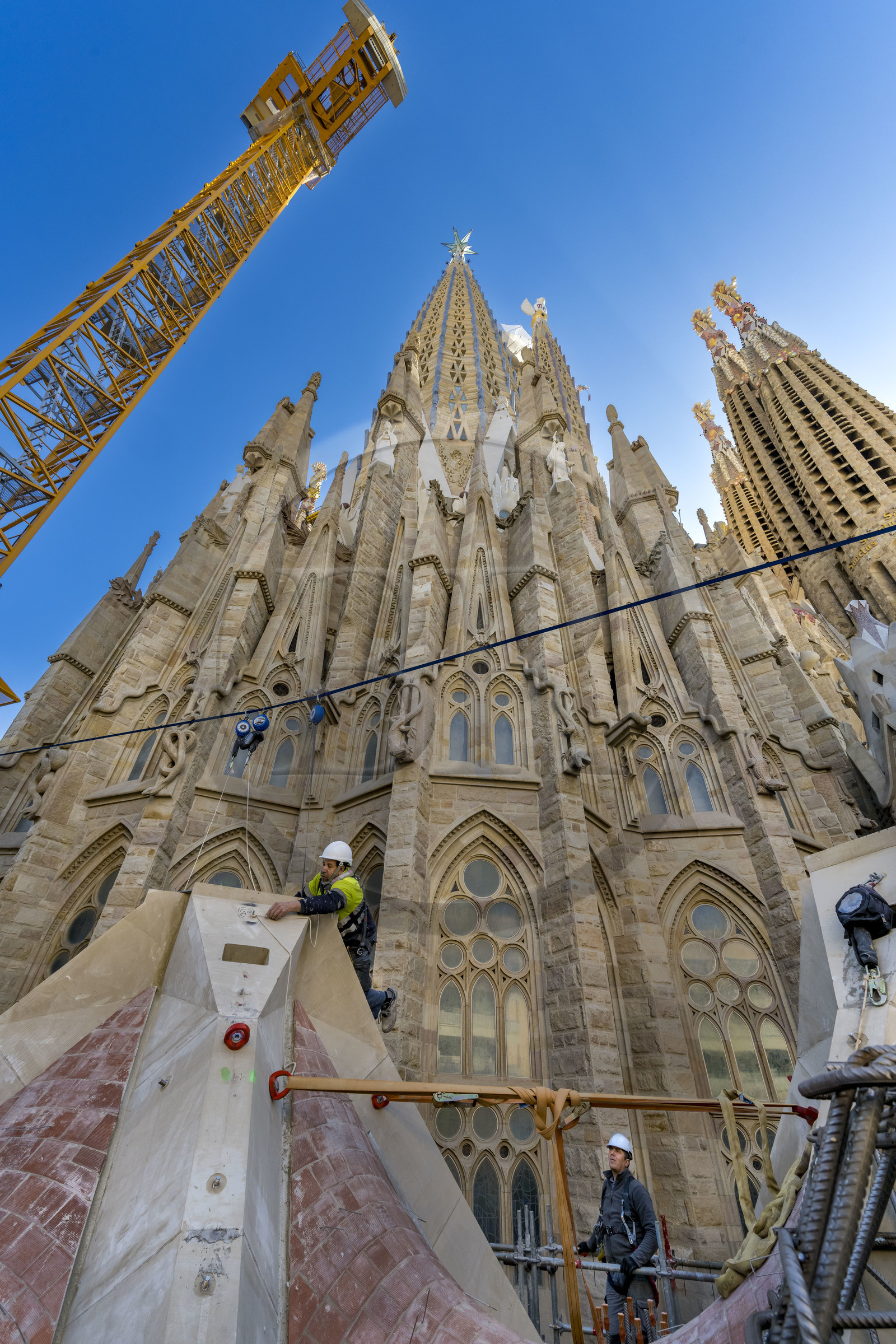 Espagne, Catalogne, Barcelone, quartier de l'Eixample, basilique de la Sagrada Familia de l'architecte du modernisme catalan Antoni Gaudi classée Patrimoine Mondial de l'UNESCO, chantier du cloitre sous la facade de l'abside dominée par la Tour de la Vierge Marie