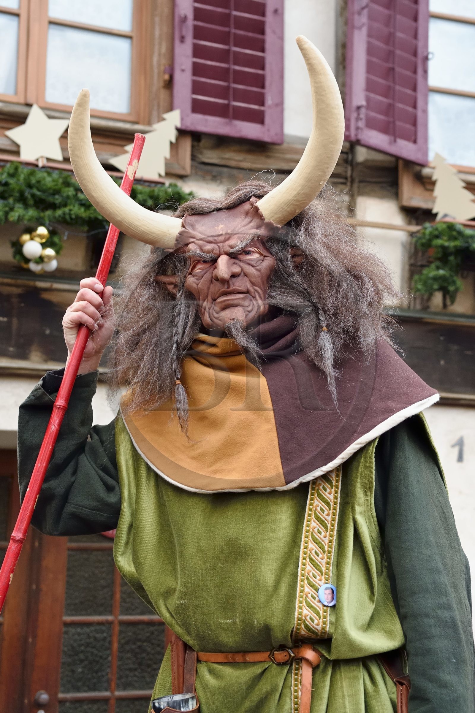 France, Haut-Rhin (68), Ribeauvillé, le marché de Noël médiéval, un des nombreux personnage en costume qui sillonne le village