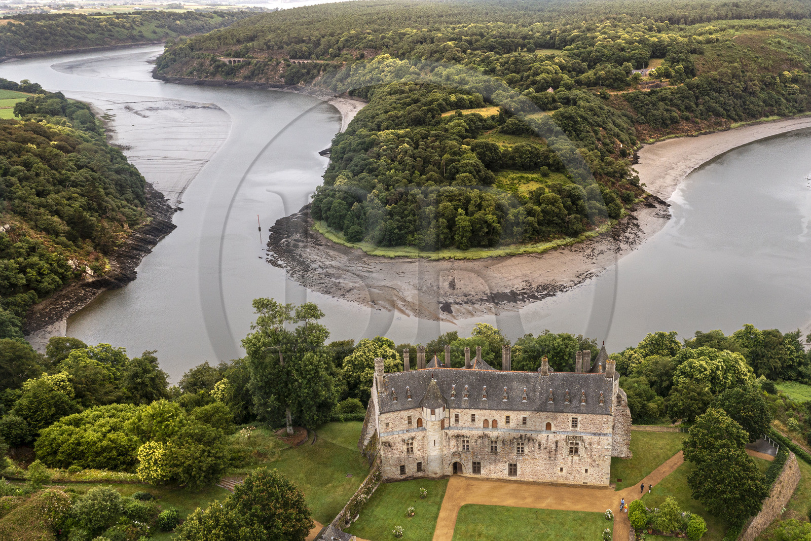 France, Côtes d'Armor (22), Ploezal, chateau de La Roche-Jagu au bord de la Trieux (vue aérienne)