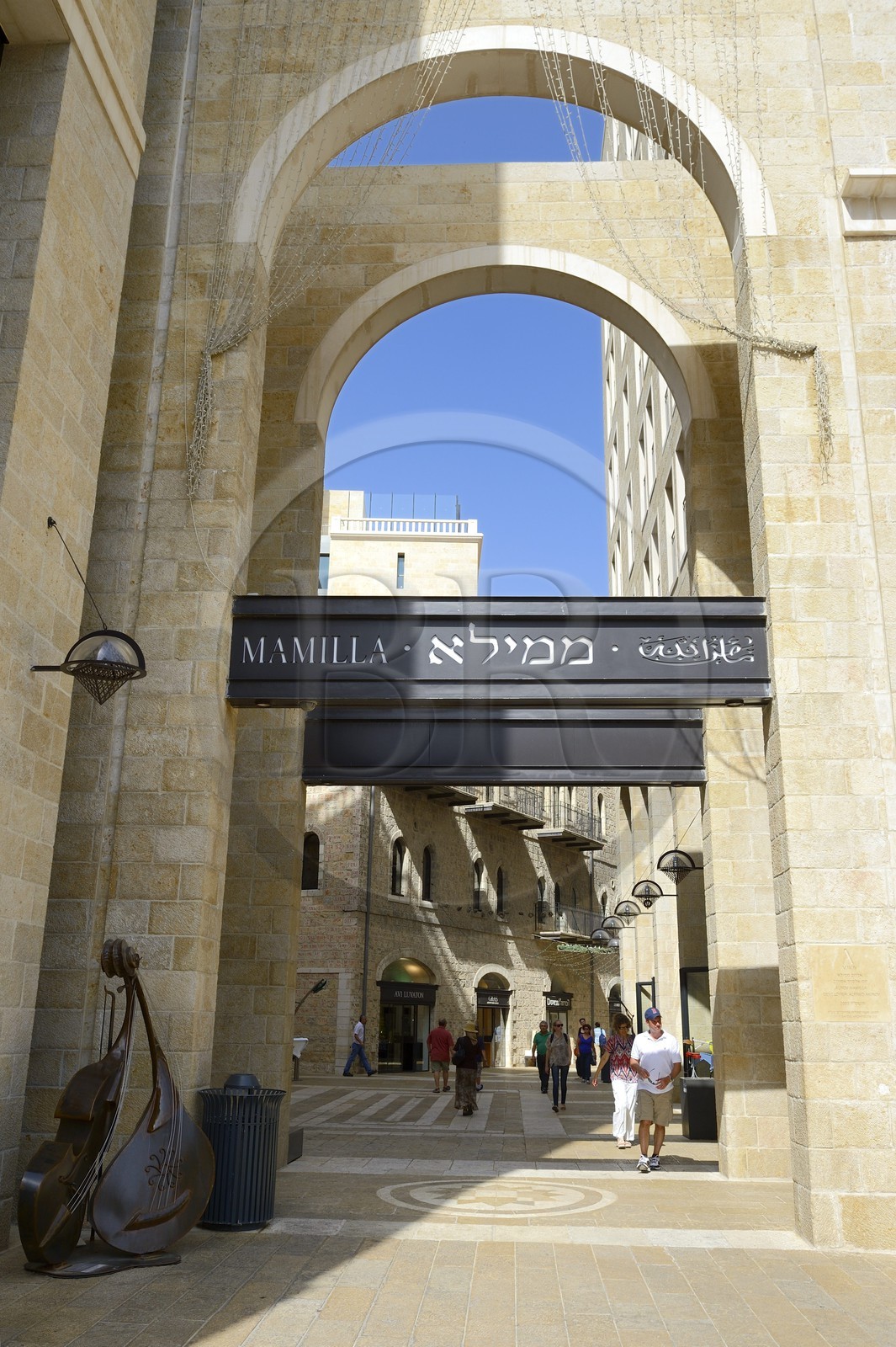 Israel, Jerusalem, centre commercial de luxe de la rue piétonne Mamilla dans la ville moderne, conçu par l'architecte israélien Moshe Safdie