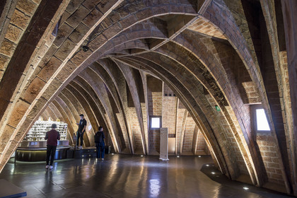 Espagne, Catalogne, Barcelone, quartier de l'Eixample, Passeig de Gracia, Pedrera ou Casa Mila (1905-1910) de l'architecte du modernisme catalan Antoni Gaudi, site classé au Patrimoine Mondial de l'UNESCO, les voûtes en chaînette des combles