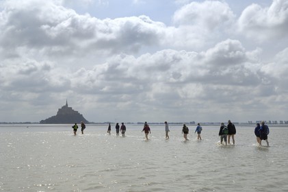 France, Manche (50), traversée à pied de la Baie du Mont Saint-Michel, classé Patrimoine Mondial de l' UNESCO