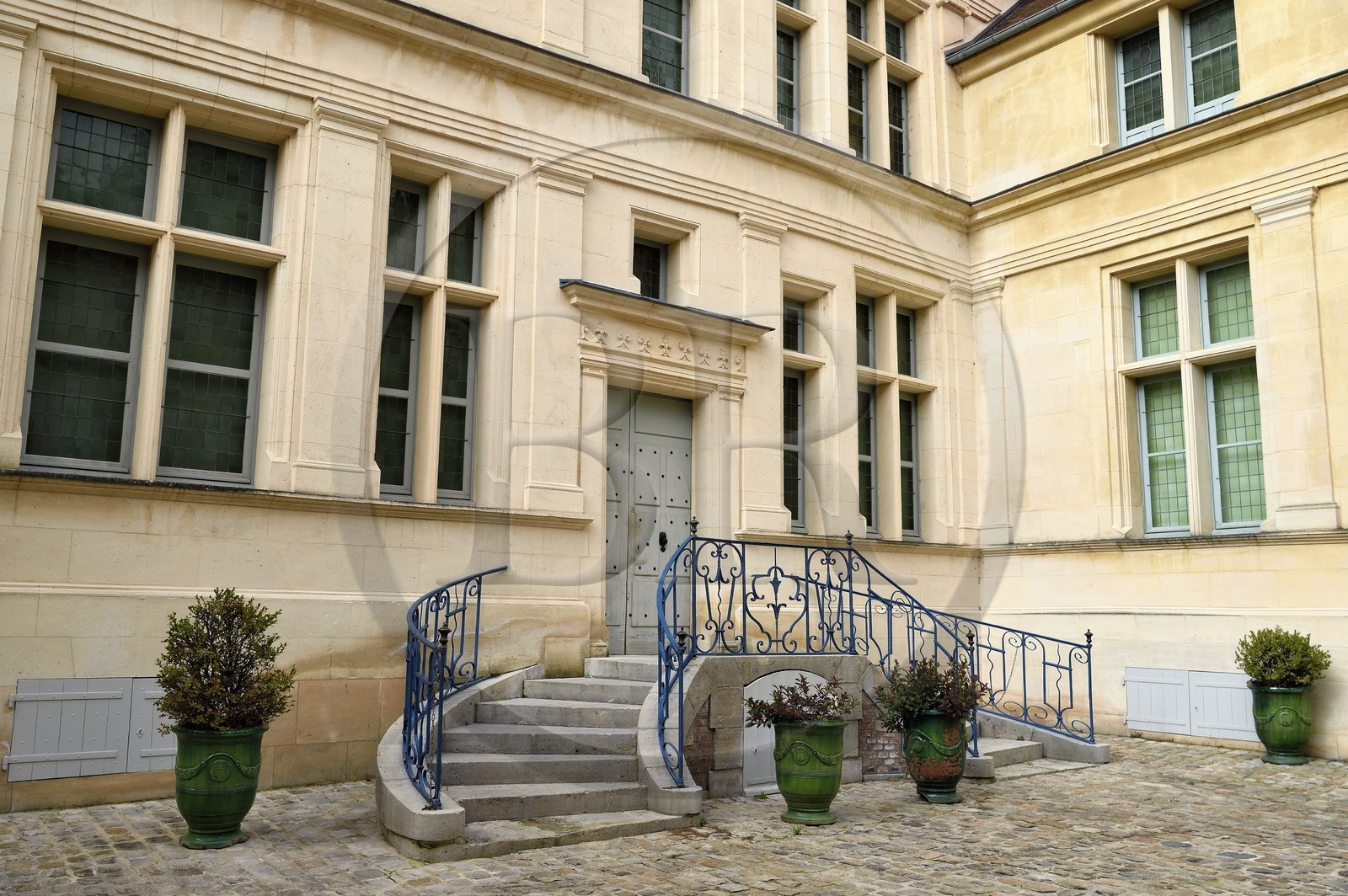 France, Aisne (02), Château-Thierry, Musée Jean de La Fontaine - Ville de Chateau-Thierry dans la maison natale du poète, la facade Renaissance et le perron sur le côté cour