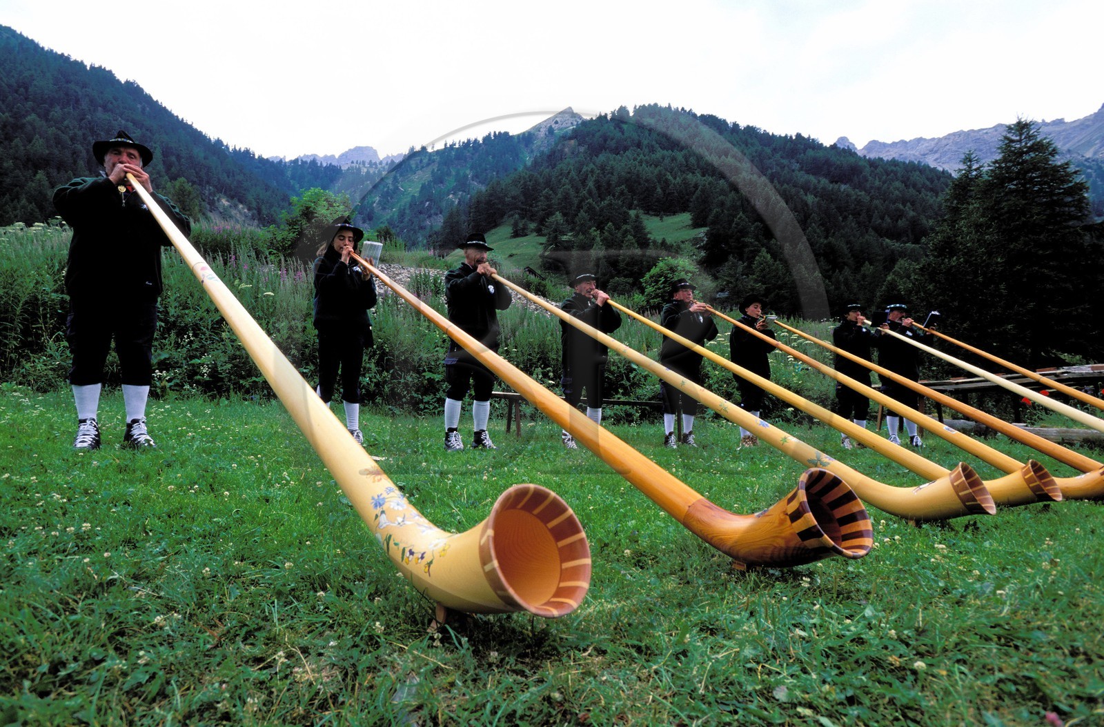 France, Hautes-Alpes (05), Vallée Etroite à la frontière franco-italienne, joueurs de cors des Alpes de la formation les Briansonneurs