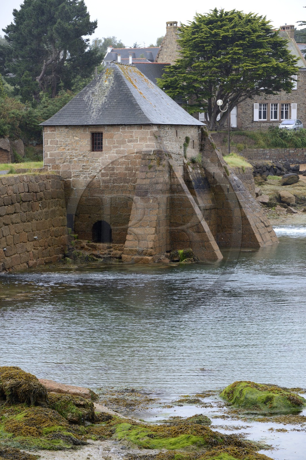 France, Côtes-d'Armor (22), Côte de Granit Rose, Ploumanach, un des deux moulins à marée qui ferme la vallée des Traouiero