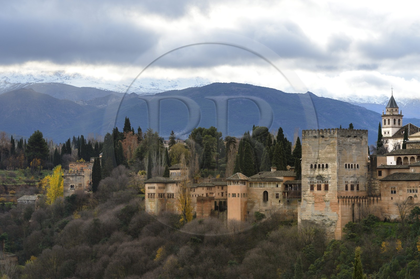 Espagne, Andalousie, Grenade, l'Alhambra, classé Patrimoine Mondial de l'UNESCO, et les montagnes de la Sierra Nevada