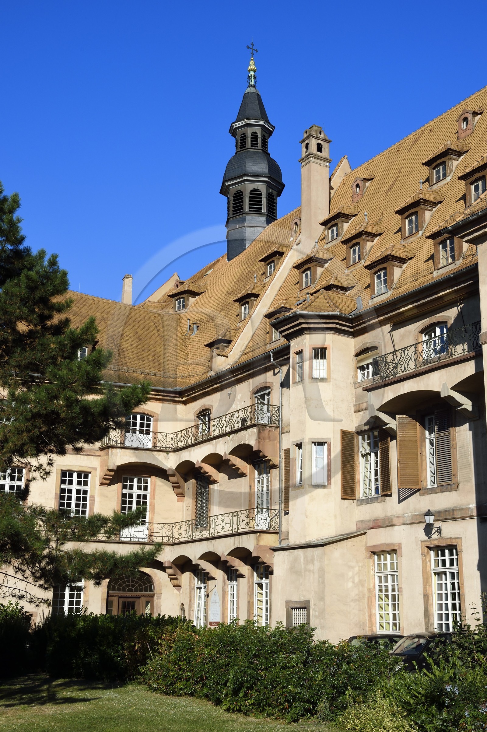 France, Bas-Rhin (67), Strasbourg, vieille ville classée au Patrimoine Mondial de l'UNESCO, l'Hopital Civil, site principal et historique des Hopitaux universitaires de Strasbourg, le batiment historique principal reconstruit au XVIIIe siècle