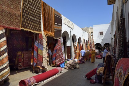 Maroc, Casablanca, la cité des Habous construite entre 1917 et 1955 par les architectes Auguste Cadet et Edmond Brion, le marché aux tapis