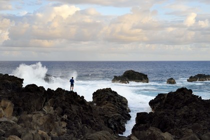 France, Ile de la Reunion, L'Etang Salé les Bains, au lieu dit Le Gouffre, roches noires basaltiques d'origine volcanique tourmentées par l'océan