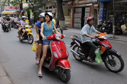 Vietnam, Hanoï, circulation en moto dans la vieille ville