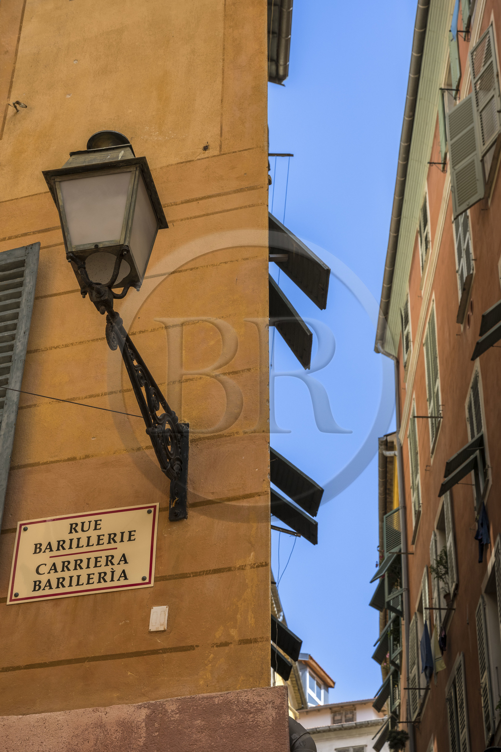 France, Alpes-Maritimes (06), Nice classée Patrimoine Mondial de l'UNESCO, la rue Barillerie dans le Vieux Nice