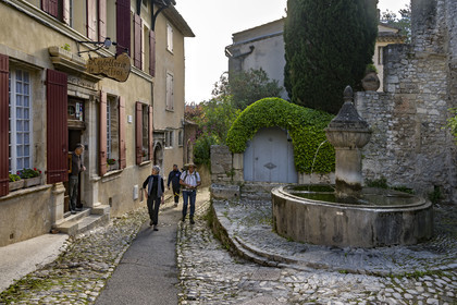 France, Vaucluse (84), Dentelles de Montmirail, Vaison-la-Romaine, la haute-ville (cité médiévale), l'Hotel du Beffroi et la fontaine rue de l'Evêché