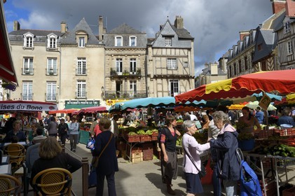 France, Morbihan, Gulf of Morbihan (Golfe du Morbihan), Vannes, market day on the place du Poid Public
