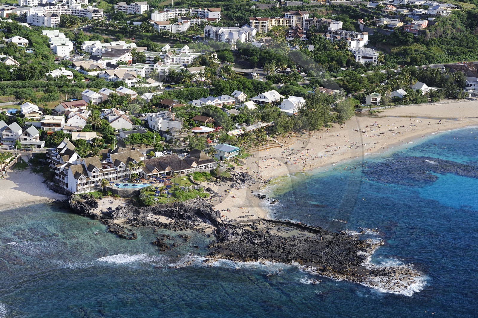 France, île de la Réunion, commune de Saint-Paul, plage de Boucan Canot, l'hôtel de luxe Boucan Canot (vue aérienne)