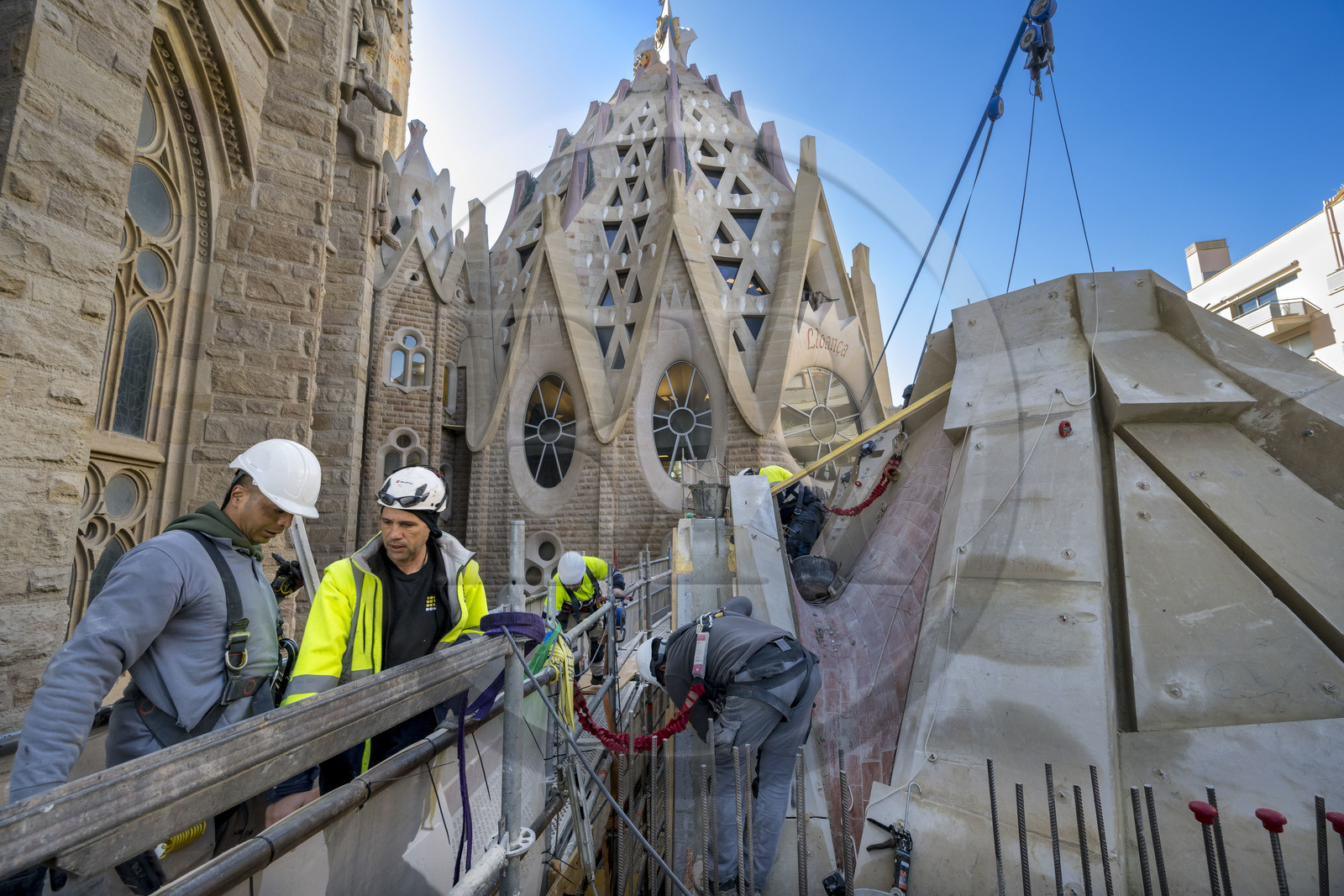 Espagne, Catalogne, Barcelone, quartier de l'Eixample, basilique de la Sagrada Familia de l'architecte du modernisme catalan Antoni Gaudi classée Patrimoine Mondial de l'UNESCO, chantier du cloitre sous la facade de l'abside, la sacristie en arrière plan