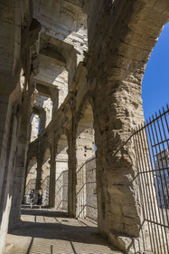 France, Bouches-du-Rhône (13), Arles,  classé Patrimoine Mondial de l'UNESCO, la galerie extérieure rez-de-chaussée encore couverte partiellement de grandes dalles monolithes