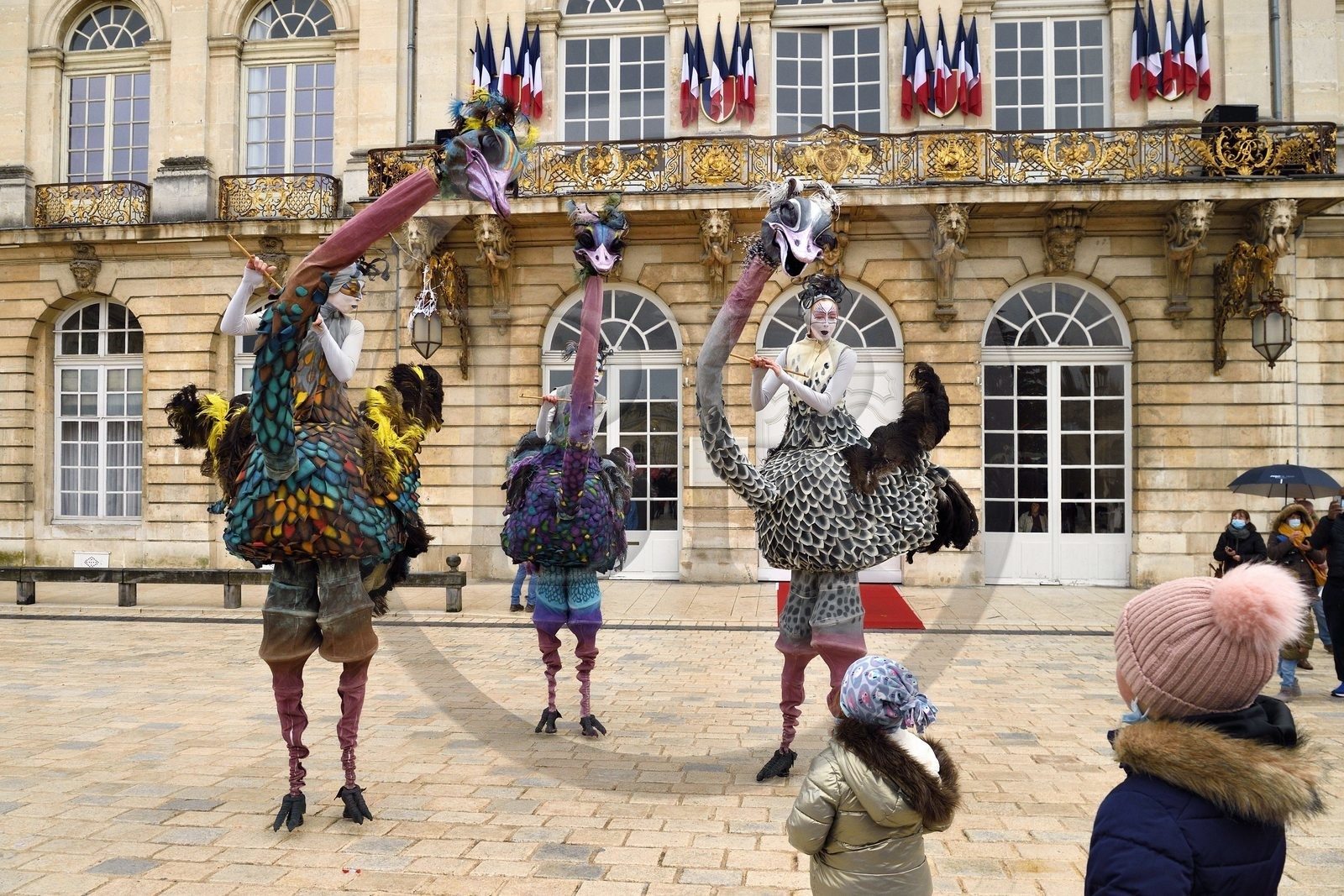 France, Meurthe-et-Moselle (54), Nancy, place Stanislas (ancienne Place Royale) lors de la fête de la Saint-Nicolas, classée Patrimoine Mondial de l'UNESCO, les Struzzi autruches de la compagnie Teatro Pavana