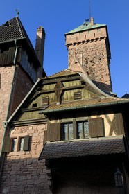 France, Bas-Rhin (67), le château du Haut-Koenigsbourg, la cour basse surplombée du donjon