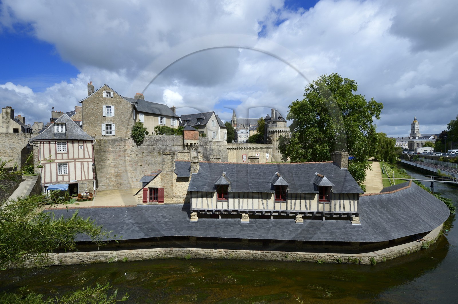 France, Morbihan (56), Golfe du Morbihan, Vannes, le lavoir sur les bords du Sené et l'église Saint Patern en arrière plan