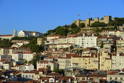 Portugal, Lisbonne, vue sur la ville depuis le elevador (ascenseur) de Santa Justa et le Castelo Sao Jorge (château Saint Georges) sur la colline de l'Alfama