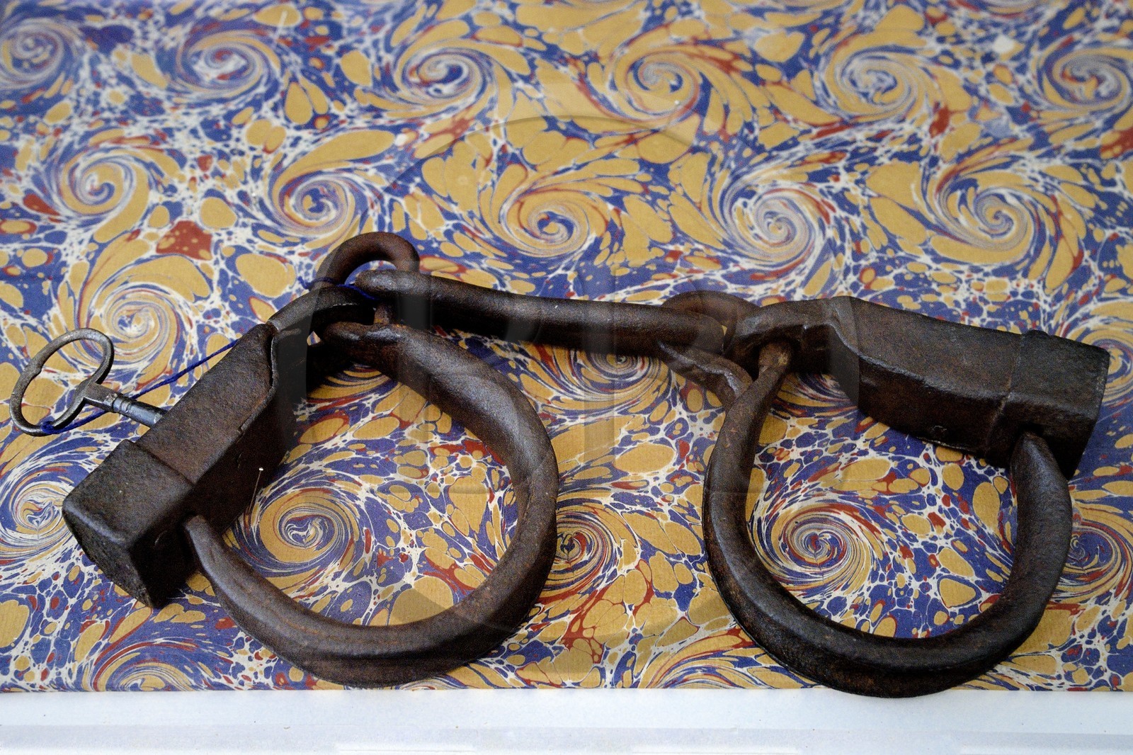 France, Ile de la Reunion, Saint-Gilles-les-Hauts, Musée de Villèle dans le domaine Panon-Desbassyns, ancienne propriété coloniale au cœur d'une grande plantation de canne à sucre qui faisait travailler un peu plus de 400 esclaves, menottes d'esclave